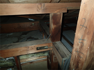 小屋組みの雨染み