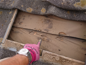 ルーフィング材が破れています