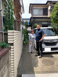 工事が終わり、ご安心いただけたお客様と一緒に写真を撮らせていただきました。