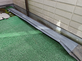 地面に落ちた棟板金