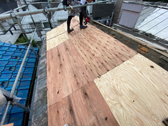 鎌倉市七里ガ浜東で台風により瓦が飛散した屋根をコロニアルクァッドで葺き替え