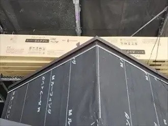 屋根材「スーパーガルテクト」を葺き作業する工程