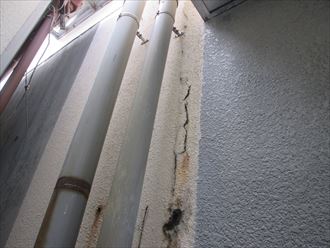 大きな構造クラックがあるコンクリート外壁