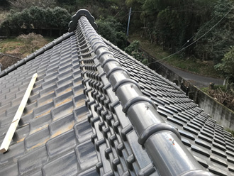 棟瓦の復旧作業が完了