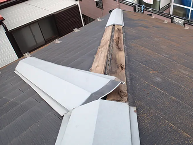 剥がれた棟板金