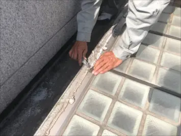 コーキング材はカッターでカットして撤去