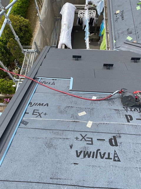 屋根材を設置している作業の様子