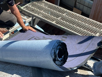 屋根カバー工法　防水紙設置