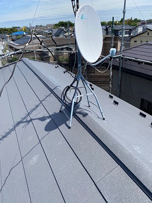 施工完了です。最後に屋根材についた足跡などを拭き取り完了です。
