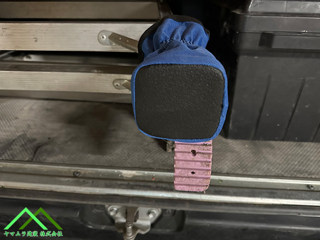 靴下を履かせます