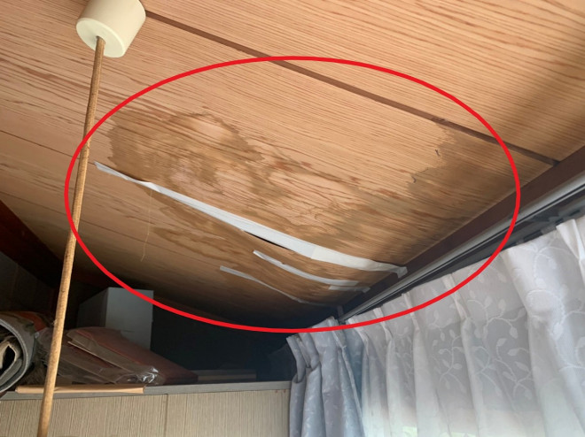 大和郡山市で雨漏り無料調査、雨樋の無い屋根にコーキングで固定した瓦