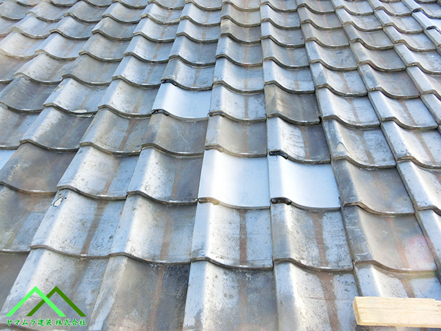 瓦を固定します