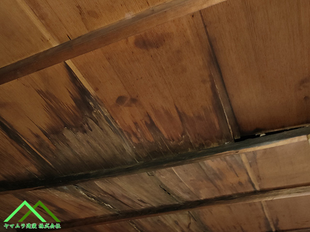 雨漏りした天井