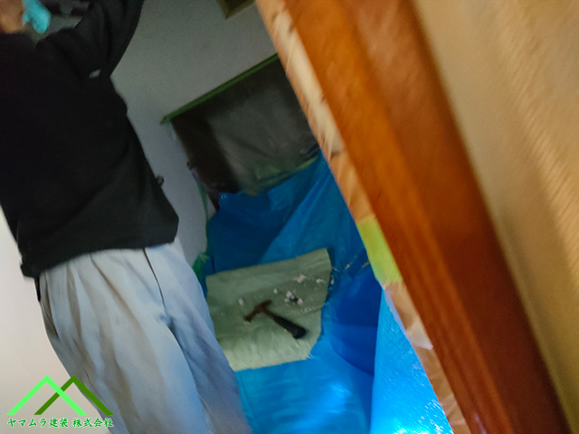 ブルーシートを敷きます