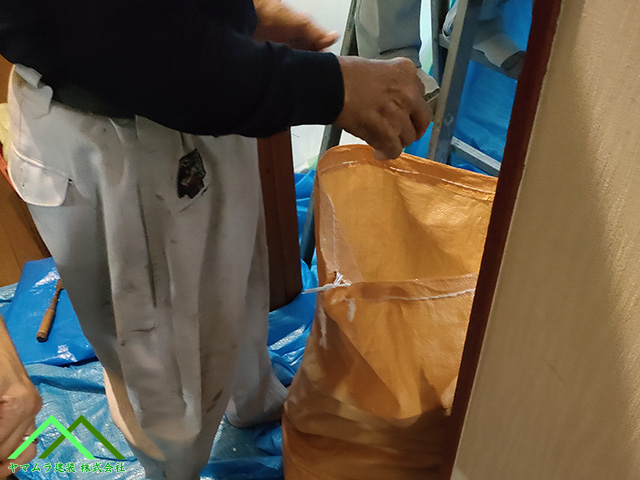 土嚢袋には材を積みます