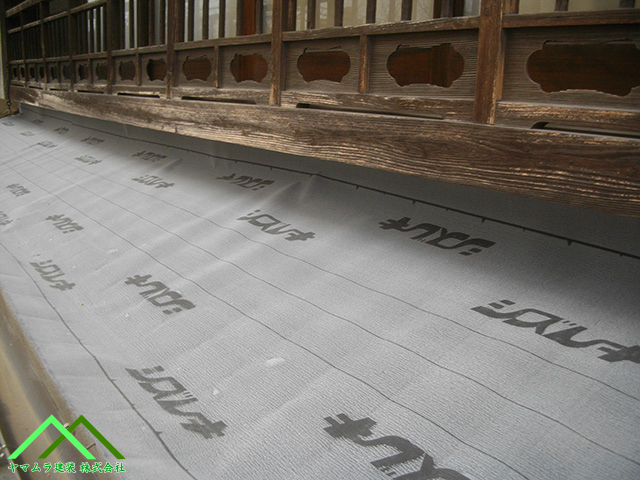 ルーフィングを貼る