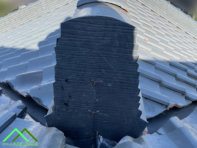 棟尻に加工した屋根材を設置