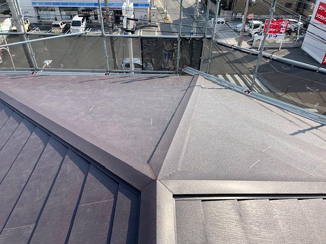 東大阪市　スーパーガルテクト　施工完了　棟包み