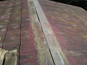 貫板を外し釘穴をシーリング材で塞ぎます