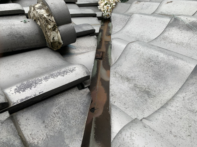 春日井市神領町の谷樋からの雨漏り修理を行いました。