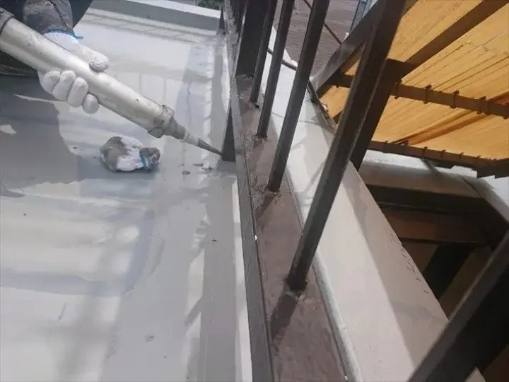 注入材を穴から充填し柱内の底上げ