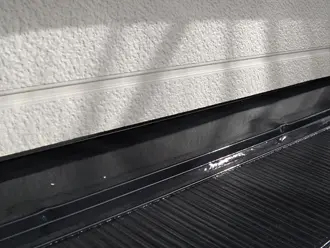 外壁と屋根の取り合いに設置された水切り板金