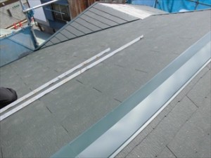 棟板金を取り付ける