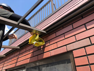 シーリングの施工箇所を清掃する様子