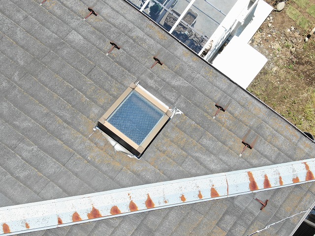 屋根に天窓がついています。天窓は雨漏りリスクが高い場所です。