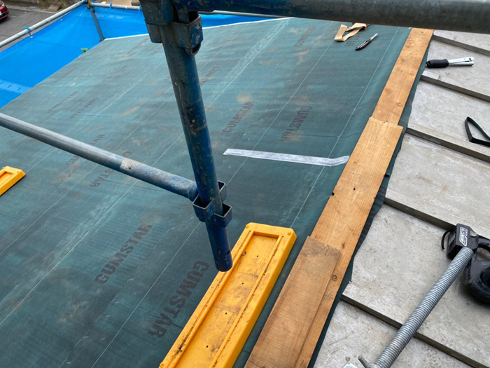 屋根の部分葺き替え工事　防水紙設置