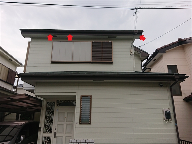 集水マスから竪樋が外れてしまっています