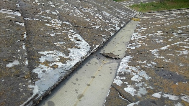 施工前の屋根の谷樋