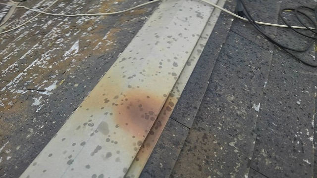一部錆びが発生している棟板金
