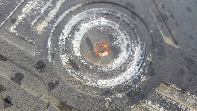 屋根材を留める釘が錆びて朽ち果てている状態