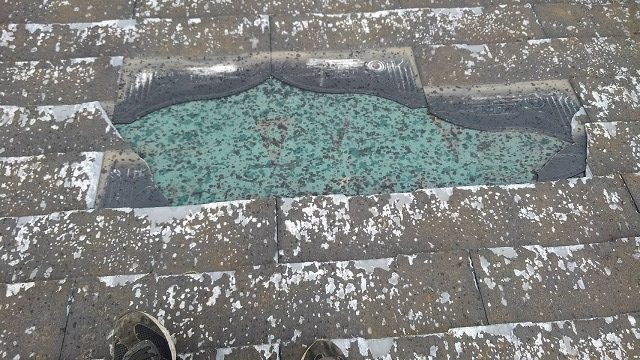 台風被害を受けた屋根の一部