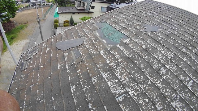 台風被害で一部スレート瓦がなくなった屋根
