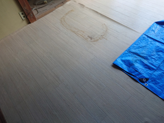 室内床雨漏り跡