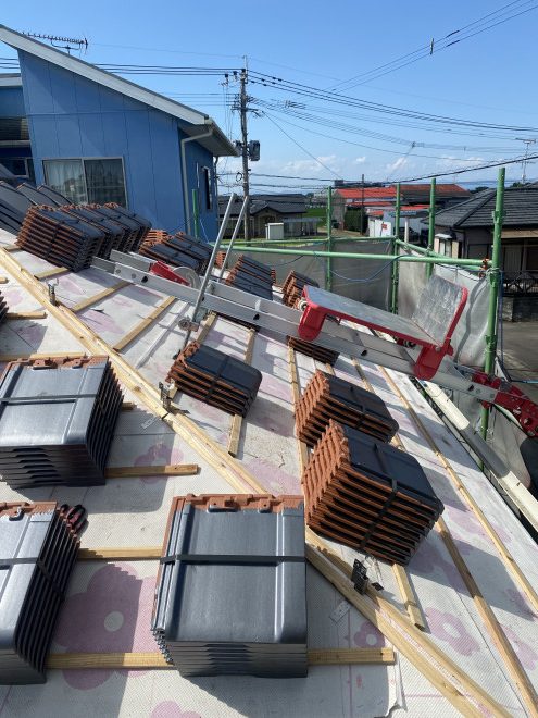 雨漏り現場　瓦上げ