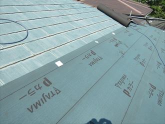 棟板金を撤去し防水紙を敷設