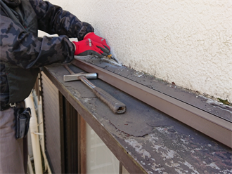 庇板金カバー工事にあたり既存のシーリング材を撤去