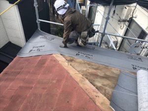軒先からルーフィング材を敷設します