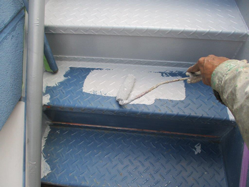 沼津市鉄骨階段雨漏り下塗り