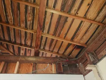 雨漏りによってバラ板が腐食