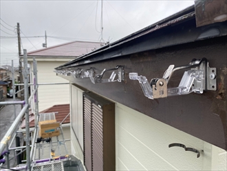 新しい吊り金具を固定