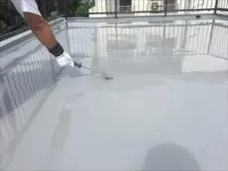 トップコートで仕上げ作業