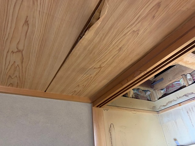 大和郡山市で雨漏りの現地無料調査。押し入れや和室の天井に雨染みが・・散水調査で雨のしずくがポタポタと