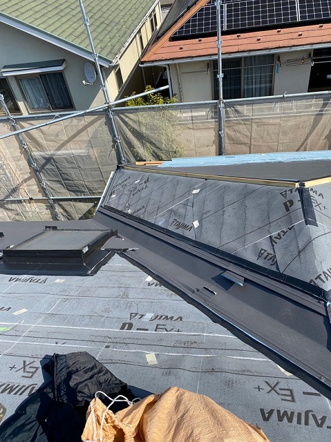 谷板金設置の様子