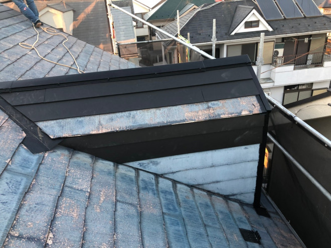 屋根材設置途中の様子