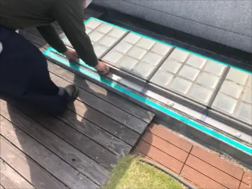 コーキングを充填する箇所をマスキングテープで養生