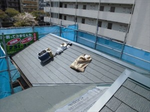 防水紙の上からコロニアルで葺いていきます